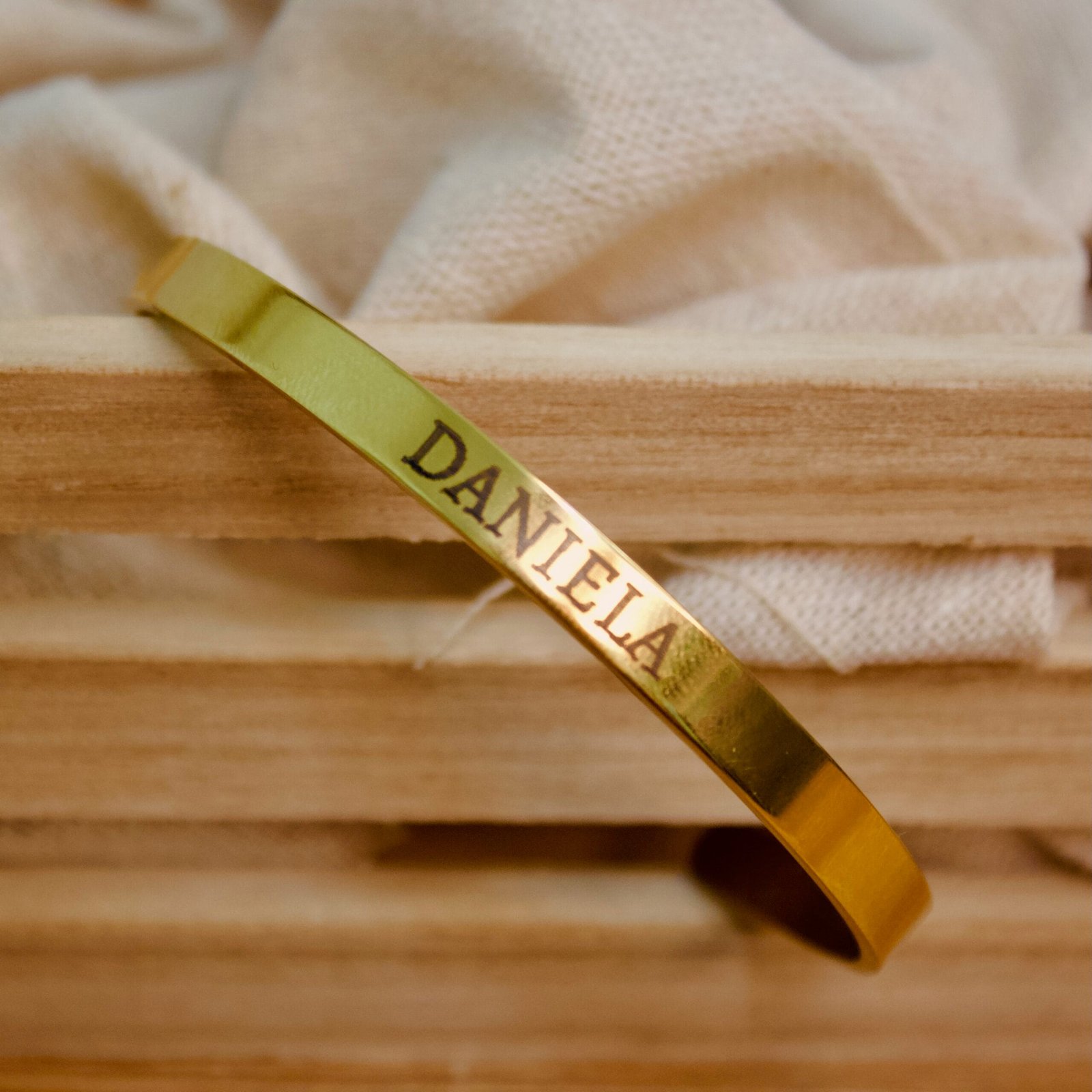 Brazalete personalizado en color dorado o plata